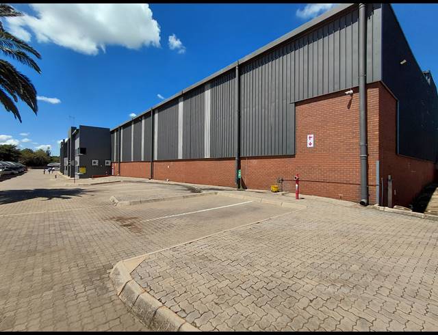4,891M² WAREHOUSE TO LET IN POMONA